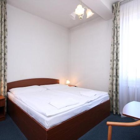 Hotel Legie Bed And Breakfast Praha Bagian luar foto