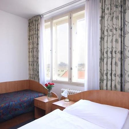 Hotel Legie Bed And Breakfast Praha Bagian luar foto